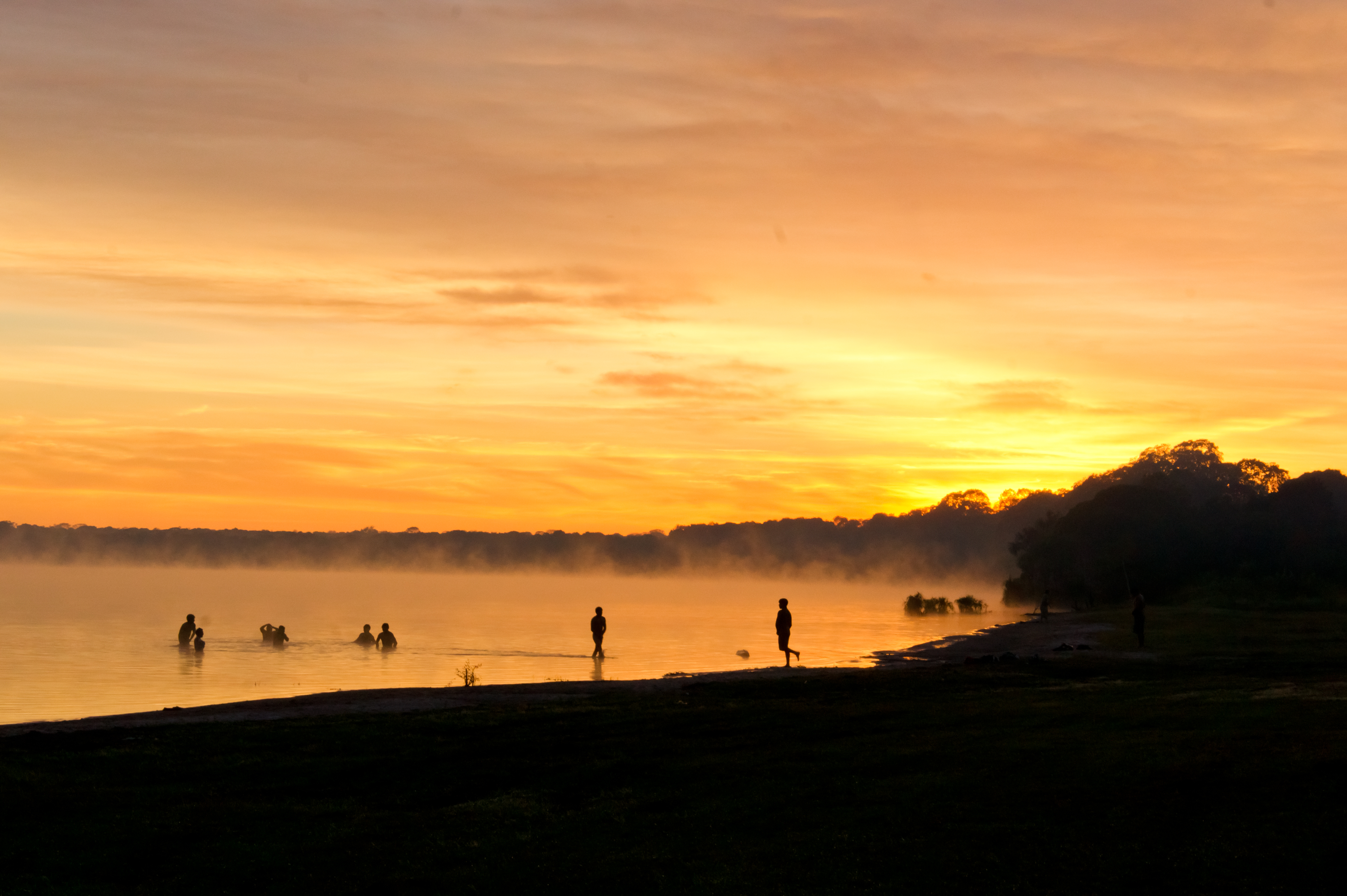 Fim de tarde na aldeia Kamaiurá lagoa Ipavu, Alto Xingu, Mato Grosso. 