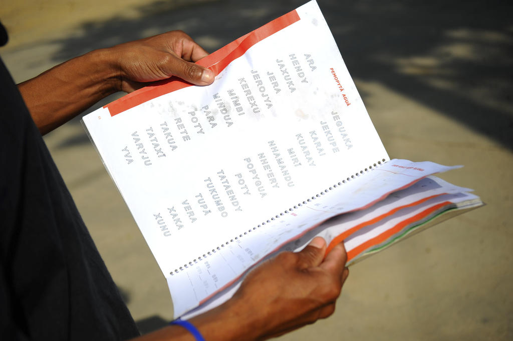 Cartilha na língua Guarani, aldeia Mata Verde Bonita | Tânia Rêgo/Agência Brasil 